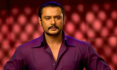 ആരാധകനെ കൊന്നു; കുറ്റം ഏറ്റെടുക്കാൻ ടാക്സി ഡ്രൈവറെ നിർബന്ധിച്ചു ആരാധകനെ കൊന്നു; കുറ്റം ഏറ്റെടുക്കാൻ ടാക്സി ഡ്രൈവറെ നിർബന്ധിച്ചു