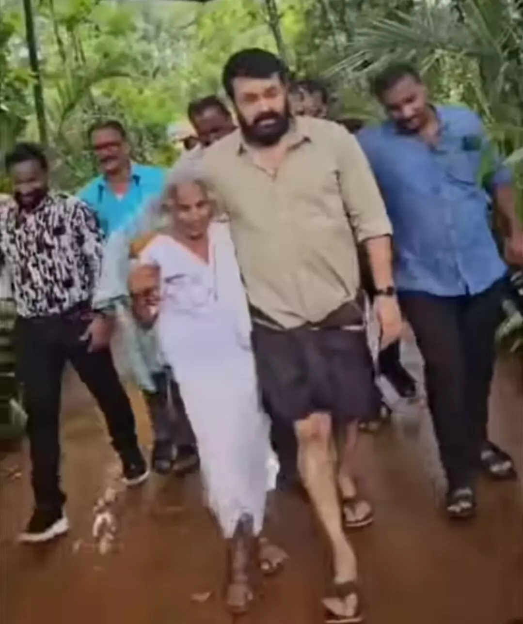 വീട്ടില് വന്നാല് താറാവ് കറിവച്ചു തരാം: വീണ്ടും വൈറലായി എൽ 360 ലൊക്കേഷൻ വീഡിയോ വീട്ടില് വന്നാല് താറാവ് കറിവച്ചു തരാം: വീണ്ടും വൈറലായി എൽ 360 ലൊക്കേഷൻ വീഡിയോ