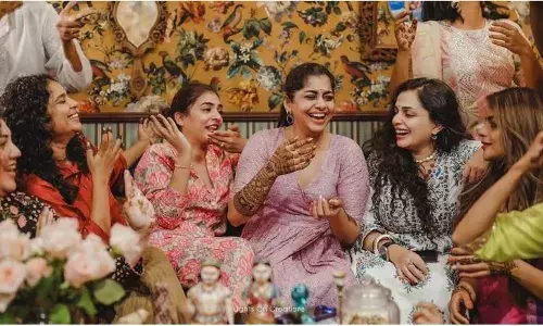 മൈലാഞ്ചി മൊഞ്ചിൽ മീര; വിവാഹ ആഘോഷങ്ങൾ തുടങ്ങി മൈലാഞ്ചി മൊഞ്ചിൽ മീര; വിവാഹ ആഘോഷങ്ങൾ തുടങ്ങി