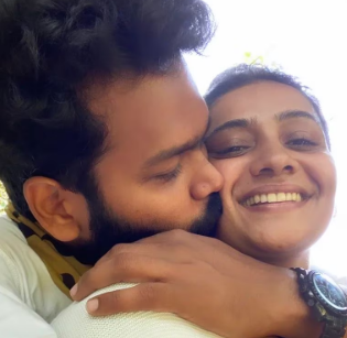 ഇത് മധുര പ്രതികാരം: മീര വാസുദേവന് സ്നേഹചുംബനവുമായി ഭർത്താവ്