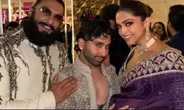 ദീപികയുടെ നിറവയറിൽ കൈ തൊട്ട് നിൽക്കുന്ന ചിത്രം പങ്കുവച്ച്  ഓറി