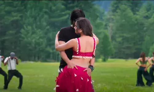 റൊമാൻസ് അതിരുകടന്നു; രവിതേജയ്ക്ക് ട്രോളോട് ട്രോൾ റൊമാൻസ് അതിരുകടന്നു; രവിതേജയ്ക്ക് ട്രോളോട് ട്രോൾ