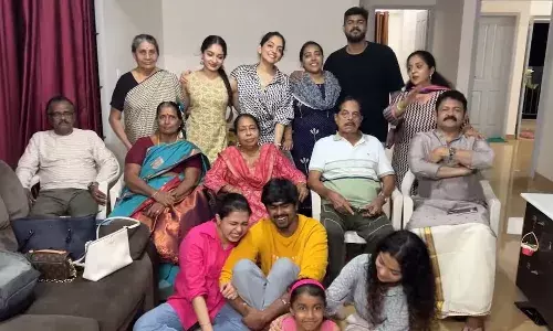 അശ്വിന്റെ വീട്ടിൽ കുടുംബ സമേതം കൃഷ്ണകുമാർ; താംബൂലം കൈമാറി അശ്വിന്റെ വീട്ടിൽ കുടുംബ സമേതം കൃഷ്ണകുമാർ; താംബൂലം കൈമാറി