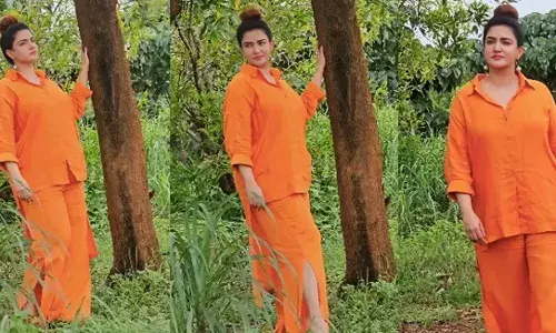 കാവി ഔട്ഫിറ്റില് തിളങ്ങി ഹണി റോസ്; സന്യാസം സ്വീകരിച്ചോ?’ എന്ന് ആരാധകർ കാവി ഔട്ഫിറ്റില് തിളങ്ങി ഹണി റോസ്; സന്യാസം സ്വീകരിച്ചോ?’ എന്ന് ആരാധകർ