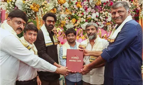 പ്രഭാസ്- ഹനു രാഘവപുടി ചിത്രം ആരംഭിച്ചു; നിർമ്മാണം മൈത്രി മൂവി മേക്കേഴ്സ് പ്രഭാസ്- ഹനു രാഘവപുടി ചിത്രം ആരംഭിച്ചു; നിർമ്മാണം മൈത്രി മൂവി മേക്കേഴ്സ്