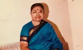 ശർക്കര പന്തലിൽ തേന്മഴ ചൊരിഞ്ഞ് ഗായിക എപി കോമള ആരുമറിയാതെ കടന്നു പോയി ശർക്കര പന്തലിൽ തേന്മഴ ചൊരിഞ്ഞ് ഗായിക എപി കോമള ആരുമറിയാതെ കടന്നു പോയി