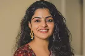 കരഞ്ഞു കൊണ്ട് ബാഗിൽ നിന്നും നോട്ടും ചില്ലറയും അമ്മ നുള്ളിപ്പെറുക്കുന്നത് എനിക്ക് ഇപ്പോഴും ഓർമയുണ്ട്; നിഖില വിമൽ കരഞ്ഞു കൊണ്ട് ബാഗിൽ നിന്നും നോട്ടും ചില്ലറയും അമ്മ നുള്ളിപ്പെറുക്കുന്നത് എനിക്ക് ഇപ്പോഴും ഓർമയുണ്ട്; നിഖില വിമൽ