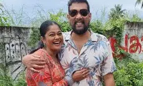 കതകിൽ മുട്ടിയ ആളെ കിട്ടി: സാബുമോനൊപ്പം മഞ്ജുപിള്ള കതകിൽ മുട്ടിയ ആളെ കിട്ടി: സാബുമോനൊപ്പം മഞ്ജുപിള്ള