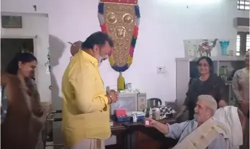 പൊന്നാട അണിയിച്ച സുരേഷ്ഗോപി പകരം കിട്ടിയത് സ്വര്ണ മോതിരവും പൊന്നാട അണിയിച്ച സുരേഷ്ഗോപി പകരം കിട്ടിയത് സ്വര്ണ മോതിരവും