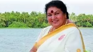 മലയാളിയുടെ പൊന്നമ്മ, ആ വലിയ ചുവന്ന പൊട്ടിനു പിന്നിലെ കഥ പറഞ്ഞു! മലയാളിയുടെ പൊന്നമ്മ, ആ വലിയ ചുവന്ന പൊട്ടിനു പിന്നിലെ കഥ പറഞ്ഞു!