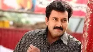 നിങ്ങൾ ലൈക് അടിച്ചിരി ഞാനിപ്പോ വരാം;  സോഷ്യൽ മീഡിയയിൽ തരംഗമായി കൺവിൻസിങ് സ്റ്റാർ സുരേഷ് കൃഷ്ണ.