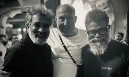 സർപ്രൈസ് വിസിറ്റ് ; പുഷ്പ ടു ലൊക്കേഷനിൽ എത്തി രാജമൗലി