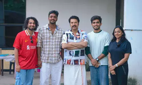 വേഫെറർ ഫിലിംസിൻ്റെ സെറ്റിൽ മെഗാസ്റ്റാർ മമ്മൂട്ടി; കല്യാണി പ്രിയദർശൻ- നസ്ലിൻ ചിത്രം പുരോഗമിക്കുന്നു വേഫെറർ ഫിലിംസിൻ്റെ സെറ്റിൽ മെഗാസ്റ്റാർ മമ്മൂട്ടി; കല്യാണി പ്രിയദർശൻ- നസ്ലിൻ ചിത്രം പുരോഗമിക്കുന്നു