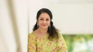 ചിലപ്പോൾ പാറയുടെ പുറകിൽ സാരി മറച്ച് വസ്ത്രം മാറും; അന്ന് മൊബൈൽ ഫോൺ ഇല്ലാത്തതുകൊണ്ട് രക്ഷപ്പെട്ടു : ശാന്തി കൃഷ്ണ ചിലപ്പോൾ പാറയുടെ പുറകിൽ സാരി മറച്ച് വസ്ത്രം മാറും; അന്ന് മൊബൈൽ ഫോൺ ഇല്ലാത്തതുകൊണ്ട് രക്ഷപ്പെട്ടു : ശാന്തി കൃഷ്ണ