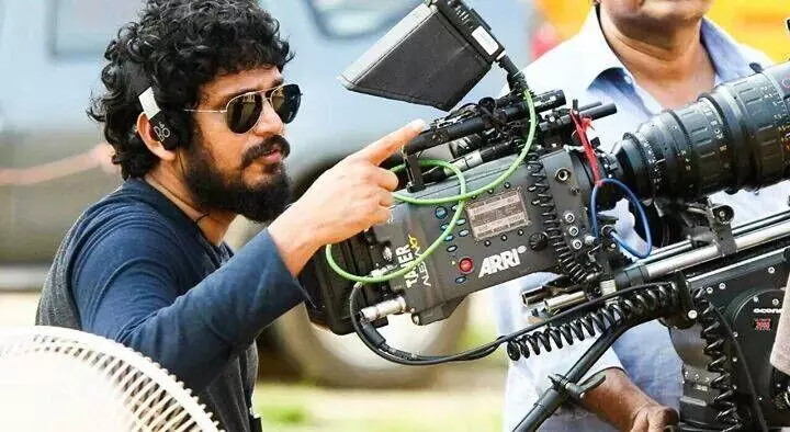 കൊമ്പന്മാർ കുത്തുകൂടുമ്പോൾ വിജയ് ദേവരകൊണ്ട കാരവാനിൽ: ജോമോൻ ടി ജോൺ കൊമ്പന്മാർ കുത്തുകൂടുമ്പോൾ വിജയ് ദേവരകൊണ്ട കാരവാനിൽ: ജോമോൻ ടി ജോൺ