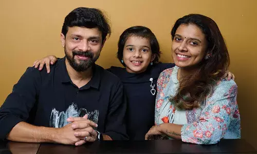 സിത്താരയ്ക്ക് അമേരിക്കയിലെത്തി സർപ്രൈസ് നൽകി ഭർത്താവും മകളും സിത്താരയ്ക്ക് അമേരിക്കയിലെത്തി സർപ്രൈസ് നൽകി ഭർത്താവും മകളും