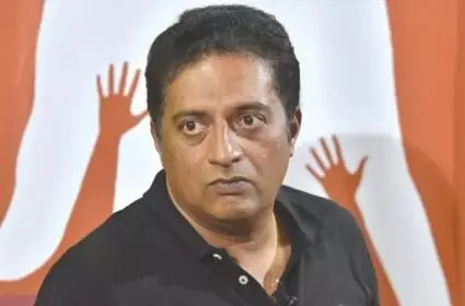 ഒന്നും മിണ്ടാതെ സെറ്റിൽ നിന്ന് ഇറങ്ങിപ്പോയി; പ്രകാശ് രാജിനെതിരെ നിർമ്മാതാവ് ഒന്നും മിണ്ടാതെ സെറ്റിൽ നിന്ന് ഇറങ്ങിപ്പോയി; പ്രകാശ് രാജിനെതിരെ നിർമ്മാതാവ്
