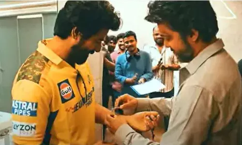 ശിവകാർത്തികേയന് ആഡംബര വാച്ച് സമ്മാനിച്ച് വിജയ് ശിവകാർത്തികേയന് ആഡംബര വാച്ച് സമ്മാനിച്ച് വിജയ്