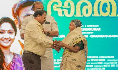 ഗസൽ ഗായകൻ ഹരിഹരനും , ഗ്രാമീണ നാടൻ പാട്ടിൻ്റെ ഉടമനാഞ്ചിയമ്മയു ടേയും നിറസാന്നിദ്ധ്യവുമായി ദയാ ഭാരതി സായംസന്ധ്യ ഗസൽ ഗായകൻ ഹരിഹരനും , ഗ്രാമീണ നാടൻ പാട്ടിൻ്റെ ഉടമനാഞ്ചിയമ്മയു ടേയും നിറസാന്നിദ്ധ്യവുമായി ദയാ ഭാരതി സായംസന്ധ്യ