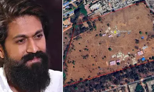 എച്ച്എംടി അനധികൃത മരം മുറി വിവാദം : ടോക്സിക് ഷൂട്ടിംഗ് നിർത്തിവെച്ചു എച്ച്എംടി അനധികൃത മരം മുറി വിവാദം : ടോക്സിക് ഷൂട്ടിംഗ് നിർത്തിവെച്ചു