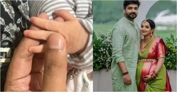 ആദ്യത്തെ കൺമണിയെ വരവേറ്റ് തേജസും മാളവികയും ആദ്യത്തെ കൺമണിയെ വരവേറ്റ് തേജസും മാളവികയും
