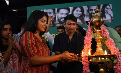 അൽത്താഫ് സലിമും - ജോമോൻ ജ്യോതിറും അനാർക്കലി മരയ്ക്കാറും    സറ്റയർ ചിത്രത്തിൽ അൽത്താഫ് സലിമും - ജോമോൻ ജ്യോതിറും അനാർക്കലി മരയ്ക്കാറും    സറ്റയർ ചിത്രത്തിൽ