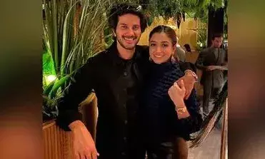 ആരാധകൻ നൽകിയ  പൂക്കൾ നിഷേധിച്ച് ദുൽഖറിന്റെ ഭാര്യ അമാൽ സൂഫിയ ആരാധകൻ നൽകിയ  പൂക്കൾ നിഷേധിച്ച് ദുൽഖറിന്റെ ഭാര്യ അമാൽ സൂഫിയ