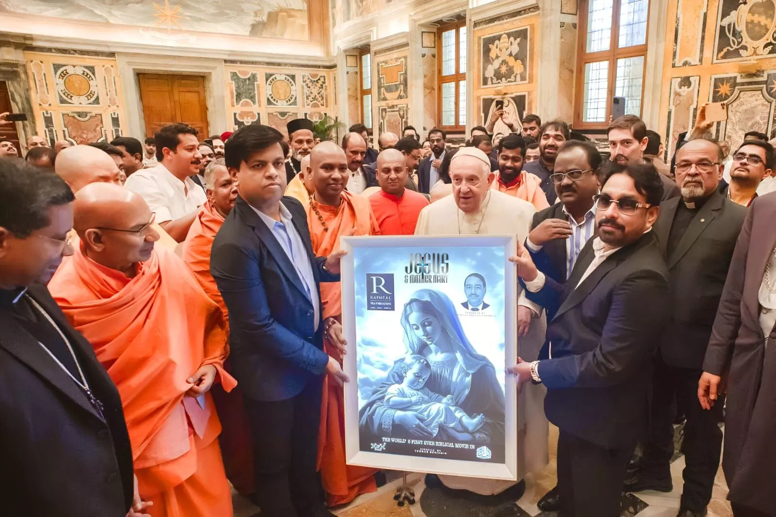 ലോക സിനിമാ ചരിത്രത്തിൽ ആദ്യമായി 3D യിൽ ഒരുങ്ങുന്ന ബൈബിൾ സിനിമയുടെ 3D ടൈറ്റിൽ പോസ്റ്റർ വത്തിക്കാനിൽ പോപ്പ് ഫ്രാൻസിസ് പ്രകാശനം ചെയ്തു ലോക സിനിമാ ചരിത്രത്തിൽ ആദ്യമായി 3D യിൽ ഒരുങ്ങുന്ന ബൈബിൾ സിനിമയുടെ 3D ടൈറ്റിൽ പോസ്റ്റർ വത്തിക്കാനിൽ പോപ്പ് ഫ്രാൻസിസ് പ്രകാശനം ചെയ്തു