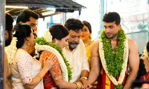 അച്ഛന്റെയും അമ്മയുടെയും വിവാഹ നടന്ന അതെ അമ്പലനടയിൽ  വെച്ച് താരിണിയെ സ്വന്തമാക്കി കാളിദാസ് ജയറാം.... അച്ഛന്റെയും അമ്മയുടെയും വിവാഹ നടന്ന അതെ അമ്പലനടയിൽ  വെച്ച് താരിണിയെ സ്വന്തമാക്കി കാളിദാസ് ജയറാം....
