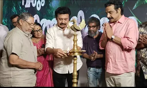മെലഡിയുടെ മാന്ത്രിക സ്പർശമുള്ള സംഗീത സംവിധായകൻ ശ്രീ മോഹൻ സിത്താരയുടെ വരും കാത്തിരിക്കണം **എന്ന മ്യൂസിക് വീഡിയോ  ശ്രദ്ധേയമാകുന്നു. മെലഡിയുടെ മാന്ത്രിക സ്പർശമുള്ള സംഗീത സംവിധായകൻ ശ്രീ മോഹൻ സിത്താരയുടെ വരും കാത്തിരിക്കണം **എന്ന മ്യൂസിക് വീഡിയോ  ശ്രദ്ധേയമാകുന്നു.