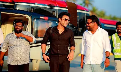 ഹെലികോപ്റ്ററിൽ ഒരേ ദിവസം മൂന്നിടങ്ങളിൽ പറന്നിറങ്ങി ടോവിനോയും കൂട്ടരും; ഗംഭീര പ്രൊമോഷനുമായി ഐഡന്റിറ്റി. ഹെലികോപ്റ്ററിൽ ഒരേ ദിവസം മൂന്നിടങ്ങളിൽ പറന്നിറങ്ങി ടോവിനോയും കൂട്ടരും; ഗംഭീര പ്രൊമോഷനുമായി ഐഡന്റിറ്റി.