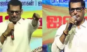 മദഗജരാജയുടെ പ്രീ-റിലീസ് ഇവന്റിൽ ആരാധകരെ ആശങ്കയിലാക്കി വിശാലിന്റെ ആരോഗ്യനില മദഗജരാജയുടെ പ്രീ-റിലീസ് ഇവന്റിൽ ആരാധകരെ ആശങ്കയിലാക്കി വിശാലിന്റെ ആരോഗ്യനില