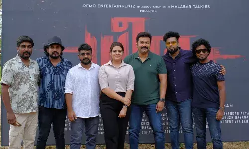 പ്രേക്ഷകൻ്റെ മുൻവിധികളെ പാടെ തകിടം മറിക്കുന്ന ഒരു കുറ്റാന്വേഷണചിത്രം, ധീരം ആരംഭിച്ചു. പ്രേക്ഷകൻ്റെ മുൻവിധികളെ പാടെ തകിടം മറിക്കുന്ന ഒരു കുറ്റാന്വേഷണചിത്രം, ധീരം ആരംഭിച്ചു.