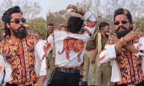 വീണ്ടും പുഷ്പ മാനിയ ; മഹാ കുംഭമേളയിൽ മുങ്ങിക്കുളിച്ച് പുഷ്പരാജ് ! വീണ്ടും പുഷ്പ മാനിയ ; മഹാ കുംഭമേളയിൽ മുങ്ങിക്കുളിച്ച് പുഷ്പരാജ് !