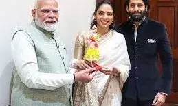 കൊണ്ടപ്പള്ളി ബൊമ്മല പ്രധാനമന്ത്രിക്ക് സമ്മാനിച്ച് ശോഭിത ധൂലിപാലയും നാഗ് ചൈതന്യയും