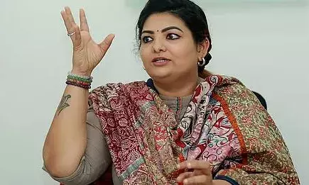 വിഴുപ്പലക്കാതെ പ്രശ്നങ്ങൾ പരിഹരിക്കൂ; നിർണമാതാക്കളും താരങ്ങളും തമ്മിലുള്ള വാക്പോരിൽ പ്രതികരിച്ച് സാന്ദ്ര തോമസ് വിഴുപ്പലക്കാതെ പ്രശ്നങ്ങൾ പരിഹരിക്കൂ; നിർണമാതാക്കളും താരങ്ങളും തമ്മിലുള്ള വാക്പോരിൽ പ്രതികരിച്ച് സാന്ദ്ര തോമസ്