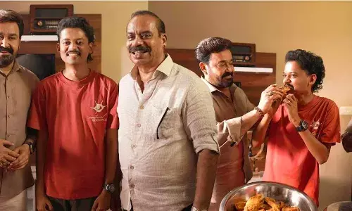 ഹൃദയപൂർവ്വം ഒരു ഒരു ജന്മദിനം..പഴം പൊരി പങ്കുവച്ച് ജന്മദിനം ആഘോഷിച്ചു ഹൃദയപൂർവ്വം ഒരു ഒരു ജന്മദിനം..പഴം പൊരി പങ്കുവച്ച് ജന്മദിനം ആഘോഷിച്ചു