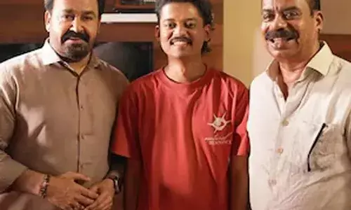 സത്യൻ അന്തിക്കാടിൻ്റെ  ഹൃദയപൂർവ്വത്തിൽ സന്ധീപ് ബാലകൃഷ്ണനാകാൻ മോഹൻലാൽ എത്തി. സത്യൻ അന്തിക്കാടിൻ്റെ  ഹൃദയപൂർവ്വത്തിൽ സന്ധീപ് ബാലകൃഷ്ണനാകാൻ മോഹൻലാൽ എത്തി.