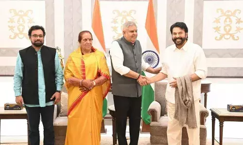 ദില്ലിയില് ചിത്രീകരണത്തിനിടെ ഉപരാഷ്ട്രപതി ജഗ്ദീപ് ധൻകറെ സന്ദർശിച്ച് മമ്മൂട്ടി ദില്ലിയില് ചിത്രീകരണത്തിനിടെ ഉപരാഷ്ട്രപതി ജഗ്ദീപ് ധൻകറെ സന്ദർശിച്ച് മമ്മൂട്ടി