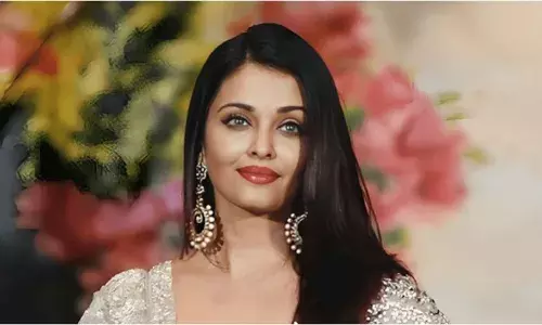 ഐശ്വര്യ റായിയുടെ കാറിനു പിന്നിൽ ബസ് ഇടിച്ചു ഐശ്വര്യ റായിയുടെ കാറിനു പിന്നിൽ ബസ് ഇടിച്ചു