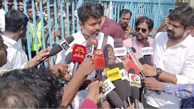 ആരാധകരുടെ ആവേശം അപകടകരമാകരുതെന്ന് നിർദേശം നൽകി തമിഴ് നടൻ വിജയ്. ആരാധകരുടെ ആവേശം അപകടകരമാകരുതെന്ന് നിർദേശം നൽകി തമിഴ് നടൻ വിജയ്.