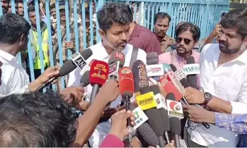 ആരാധകരുടെ ആവേശം അപകടകരമാകരുതെന്ന്  നിർദേശം നൽകി തമിഴ് നടൻ വിജയ്. ആരാധകരുടെ ആവേശം അപകടകരമാകരുതെന്ന്  നിർദേശം നൽകി തമിഴ് നടൻ വിജയ്.