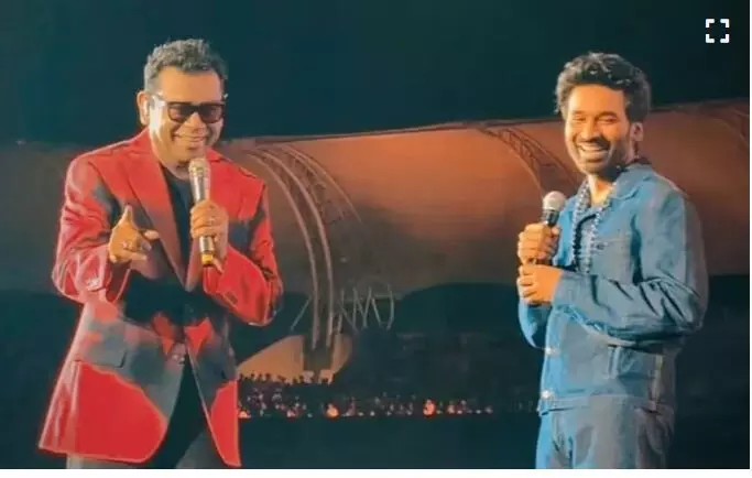 എ ആർ റഹ്മാന്റെ സംഗീത പരിപാടിയിൽ അപ്രതീക്ഷ അതിഥിയായി ആരാധകരെ കയ്യിലെടുത്ത് നടൻ ധനുഷ് എ ആർ റഹ്മാന്റെ സംഗീത പരിപാടിയിൽ അപ്രതീക്ഷ അതിഥിയായി ആരാധകരെ കയ്യിലെടുത്ത് നടൻ ധനുഷ്