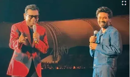എ ആർ റഹ്മാന്റെ സംഗീത പരിപാടിയിൽ അപ്രതീക്ഷ അതിഥിയായി  ആരാധകരെ കയ്യിലെടുത്ത് നടൻ ധനുഷ് എ ആർ റഹ്മാന്റെ സംഗീത പരിപാടിയിൽ അപ്രതീക്ഷ അതിഥിയായി  ആരാധകരെ കയ്യിലെടുത്ത് നടൻ ധനുഷ്