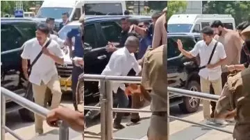 എയർപോട്ടിൽ ആരാധകനു നേരെ തോക്കു ചൂണ്ടി വിജയിയുടെ ബോഡി ഗാർഡ് എയർപോട്ടിൽ ആരാധകനു നേരെ തോക്കു ചൂണ്ടി വിജയിയുടെ ബോഡി ഗാർഡ്
