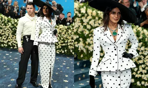 ഫാഷൻ ആരാധകരുടെ മനം കവർന്ന് വേദിയിൽ പ്രിയങ്കയും പങ്കാളിയും