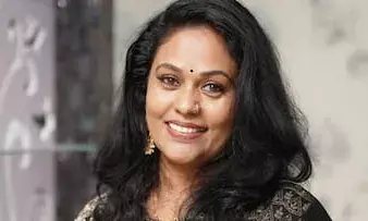 ഇപ്പോഴും കാൻസർ ബാധിതയായ ഒരു പെൺകുട്ടിയെ സംരക്ഷിക്കുന്നുണ്ട്: സീമ ജി നായർ ഇപ്പോഴും കാൻസർ ബാധിതയായ ഒരു പെൺകുട്ടിയെ സംരക്ഷിക്കുന്നുണ്ട്: സീമ ജി നായർ