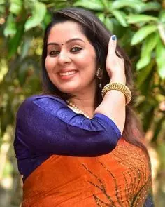 ഷൂട്ടിങ്ങിനിടെ നടിയുടെ സാരി തുമ്പിൽ തീ പിടിച്ച് അപകടം സഹപ്രവർത്തകന്റെ ഇടപെടൽ രക്ഷയായി ഷൂട്ടിങ്ങിനിടെ നടിയുടെ സാരി തുമ്പിൽ തീ പിടിച്ച് അപകടം സഹപ്രവർത്തകന്റെ ഇടപെടൽ രക്ഷയായി