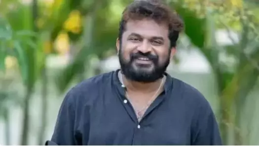തുടരും സിനിമയിലെ ഏറ്റവും കോംപ്ലക്സ് ആയ കഥാപാത്രം ചെയ്തത് മോഹൻലാലോ പ്രകാശവർമ്മയോ അല്ല: തരുൺ മൂർത്തി തുടരും സിനിമയിലെ ഏറ്റവും കോംപ്ലക്സ് ആയ കഥാപാത്രം ചെയ്തത് മോഹൻലാലോ പ്രകാശവർമ്മയോ അല്ല: തരുൺ മൂർത്തി