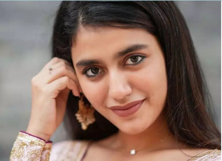 വലിയ തുക പ്രതിഫലം വാങ്ങുന്ന ആളാണെന്ന് ഒരു സംവിധായകനെ തെറ്റിദ്ധരിപ്പിച്ച് അവസരം നഷ്ടപ്പെടുത്തി, ഇതിൽ നിന്നും അവർക്ക് എന്ത് സന്തോഷമാണ് കിട്ടുന്നത്: പ്രിയ വാര്യർ വലിയ തുക പ്രതിഫലം വാങ്ങുന്ന ആളാണെന്ന് ഒരു സംവിധായകനെ തെറ്റിദ്ധരിപ്പിച്ച് അവസരം നഷ്ടപ്പെടുത്തി, ഇതിൽ നിന്നും അവർക്ക് എന്ത് സന്തോഷമാണ് കിട്ടുന്നത്: പ്രിയ വാര്യർ